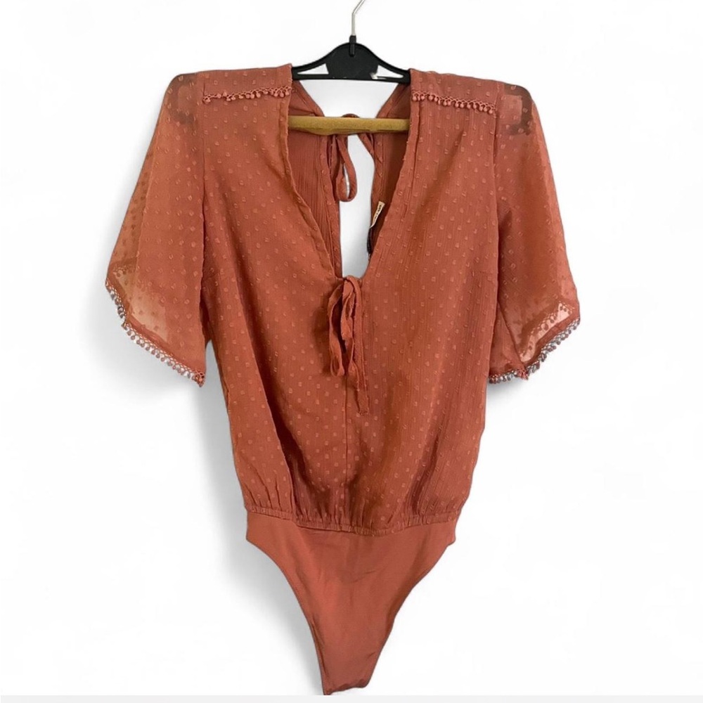 ABERCROMBIE Rust colored flutter sleeved dotted mesh v-neck bodysuit